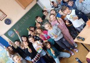 Zdjęcie klasowe uczniów kl. 4a trzymających wielkanocnego czekoladowego królika
